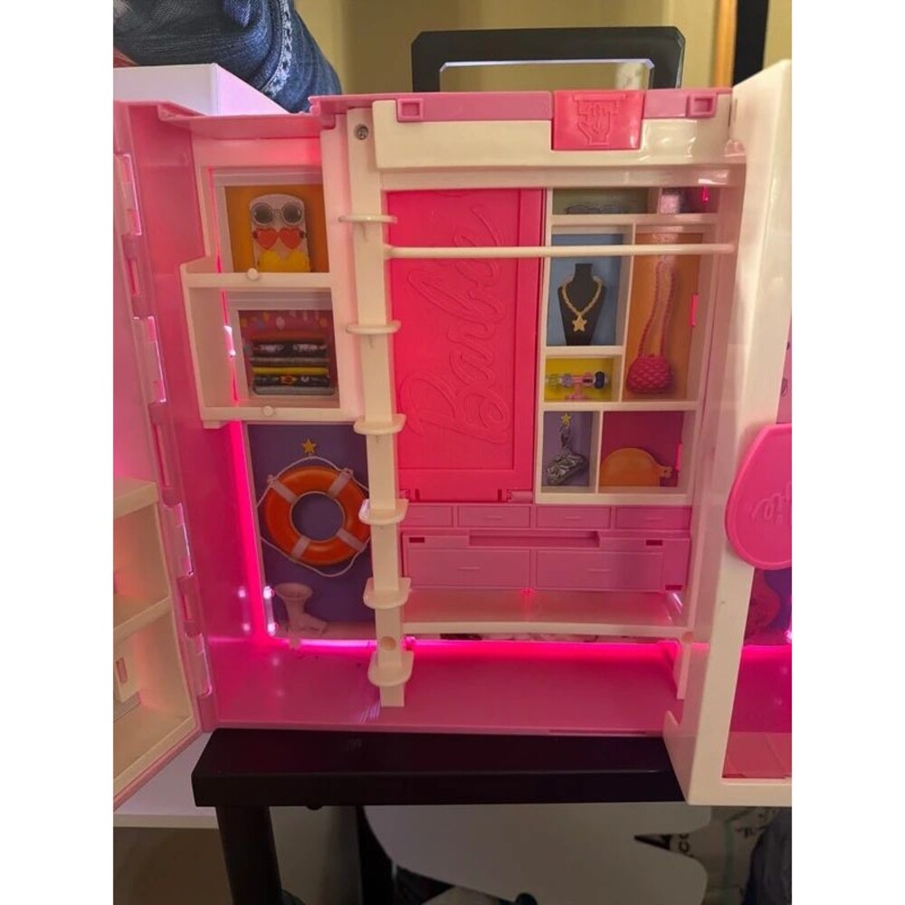 Barbie closet - Picture 3 of 5